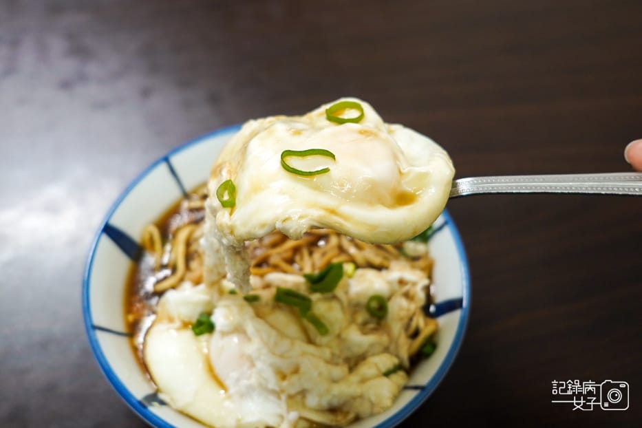 21新竹老港陳招牌醬油蛋意麵牛肉腸粉紅油炒手.jpg 21新竹老港陳招牌醬油蛋意麵牛肉腸粉紅油炒手.jpg