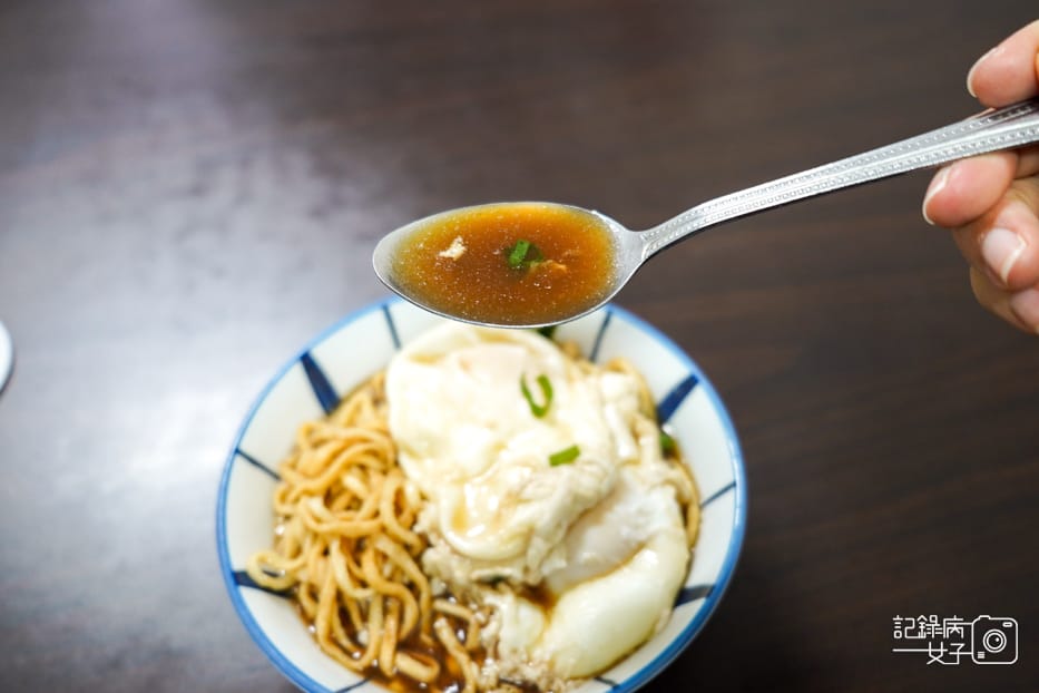 18新竹老港陳招牌醬油蛋意麵牛肉腸粉紅油炒手.jpg 18新竹老港陳招牌醬油蛋意麵牛肉腸粉紅油炒手.jpg