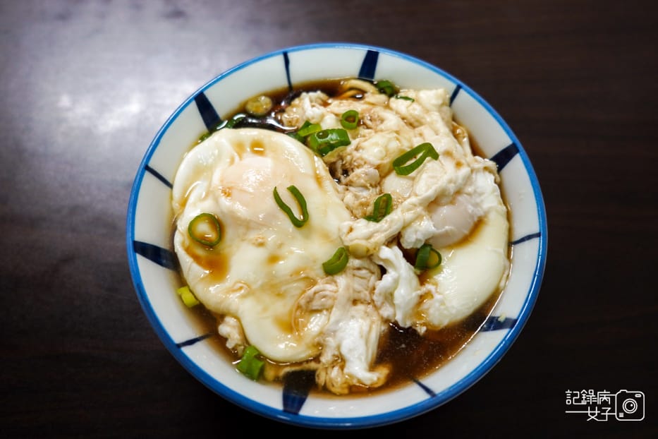 16新竹老港陳招牌醬油蛋意麵牛肉腸粉紅油炒手.jpg 16新竹老港陳招牌醬油蛋意麵牛肉腸粉紅油炒手.jpg