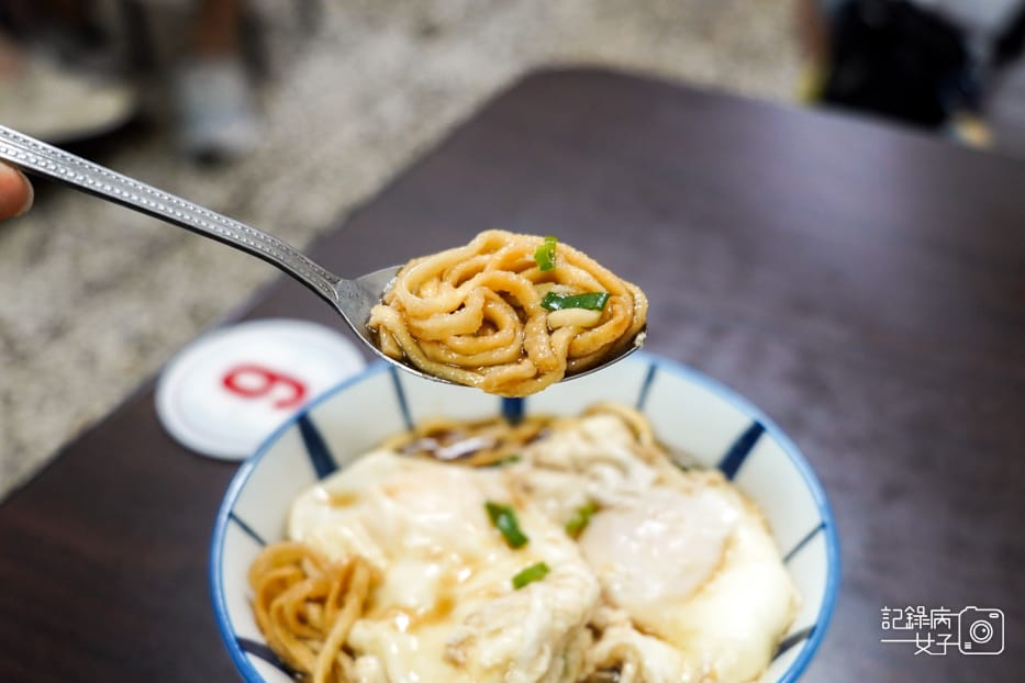 20新竹老港陳招牌醬油蛋意麵牛肉腸粉紅油炒手.jpg 20新竹老港陳招牌醬油蛋意麵牛肉腸粉紅油炒手.jpg