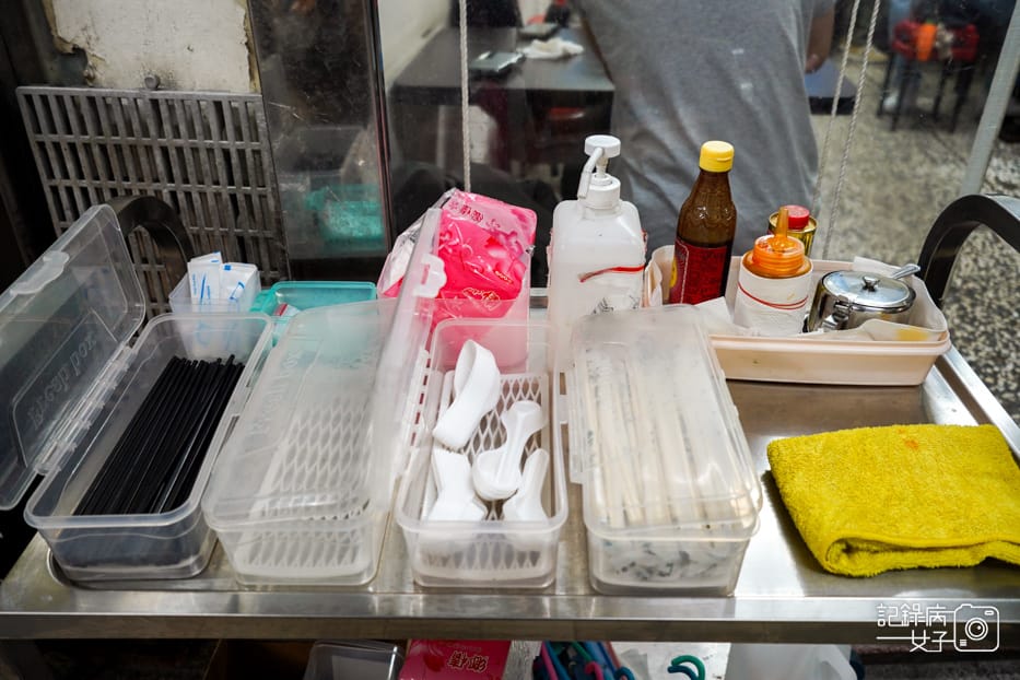 9新竹老港陳招牌醬油蛋意麵牛肉腸粉紅油炒手.jpg 9新竹老港陳招牌醬油蛋意麵牛肉腸粉紅油炒手.jpg