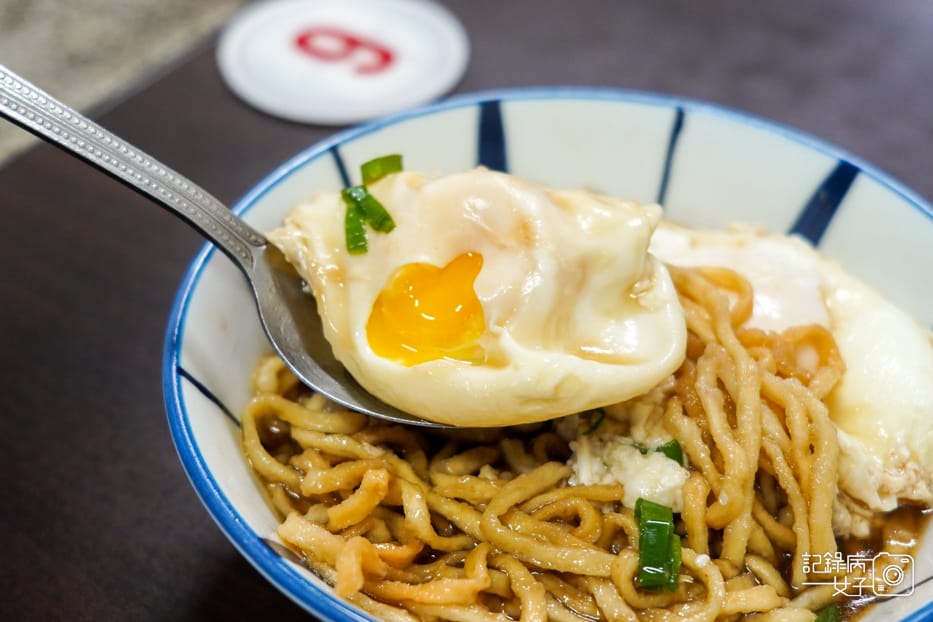 22新竹老港陳招牌醬油蛋意麵牛肉腸粉紅油炒手.jpg 22新竹老港陳招牌醬油蛋意麵牛肉腸粉紅油炒手.jpg