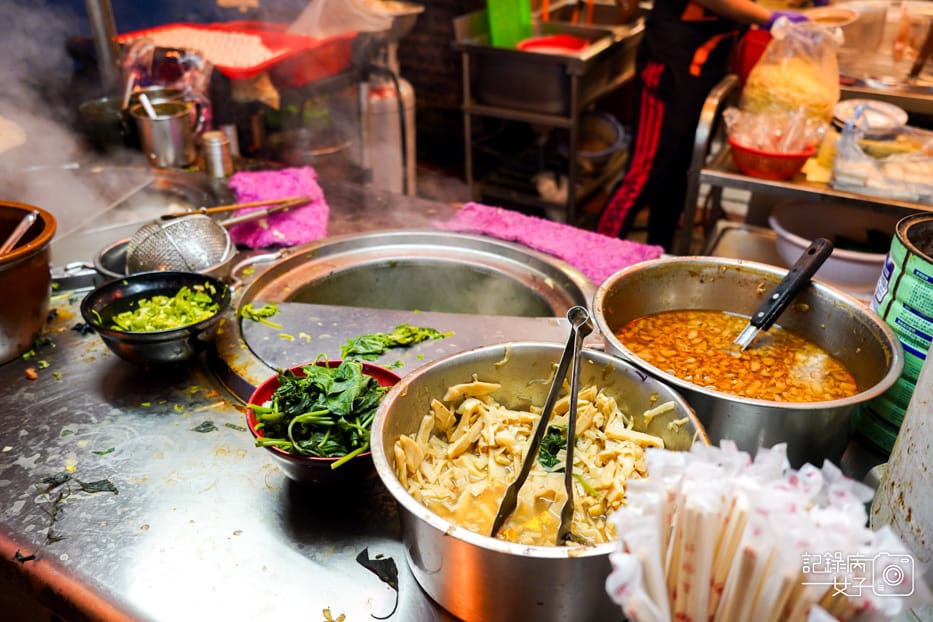 3彰化鹿港老街鹿港市場賴家扁食麵滷味.jpg