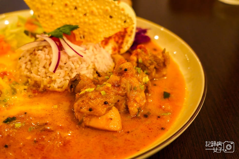 37台北月見ル君想フ咖哩喀拉拉雞肉咖哩椰奶鮮蝦咖哩雙拼.jpg