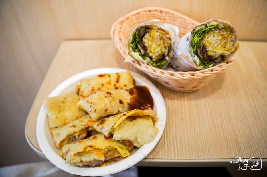 10台北大安區公館早餐豬ㄟ早午餐薯泥肉排蛋餅鹹豬肉捲餅.jpg