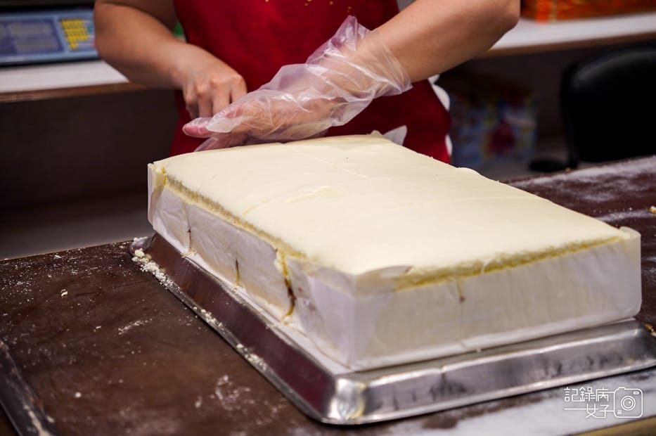 4新竹城隍廟名產伴手禮淵明餅舖古早味水蒸蛋糕肉燥鹹水蒸蛋糕.jpg