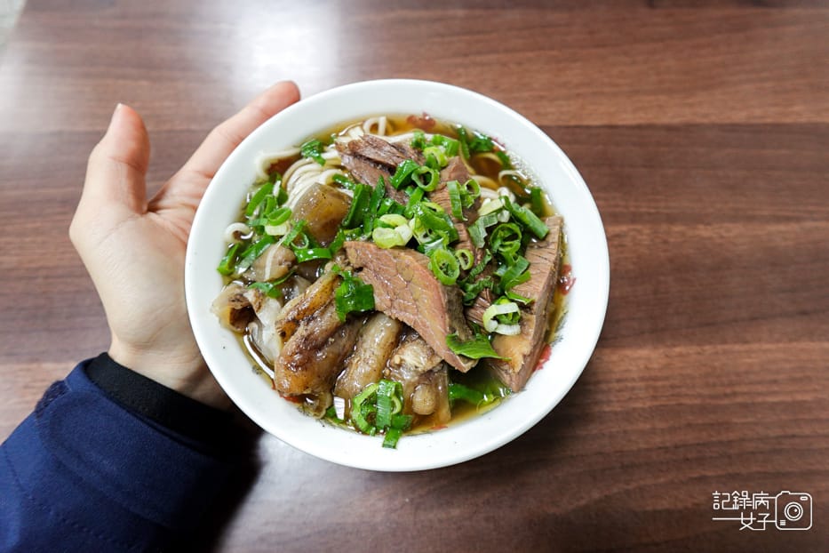 13台北信義林家牛肉麵中藥牛肉湯牛油藥燉半筋半肉麵.jpg