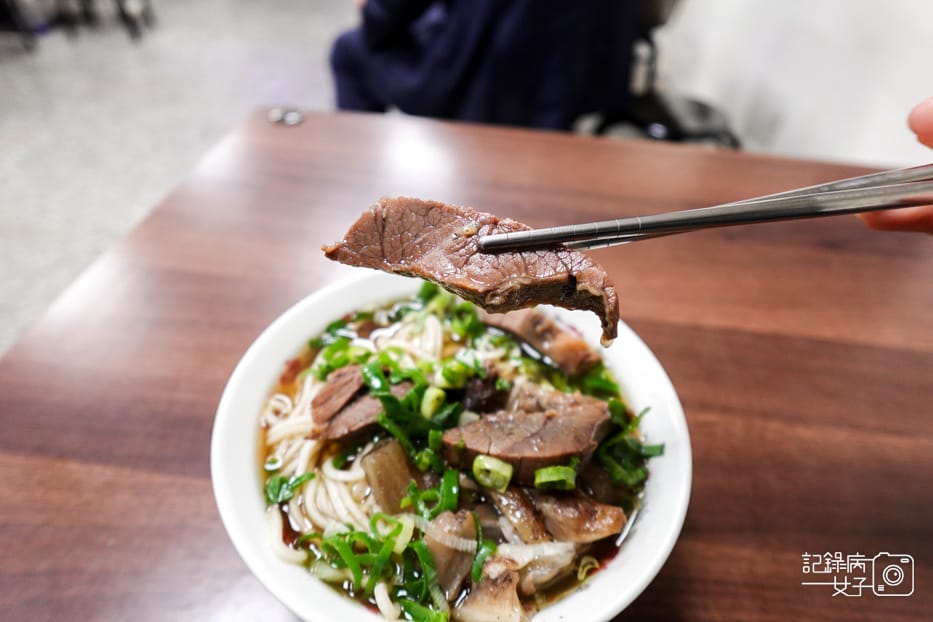 18台北信義林家牛肉麵中藥牛肉湯牛油藥燉半筋半肉麵.jpg