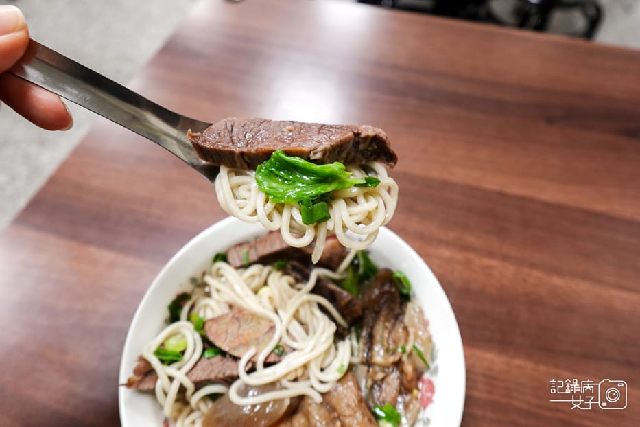24台北信義林家牛肉麵中藥牛肉湯牛油藥燉半筋半肉麵.jpg
