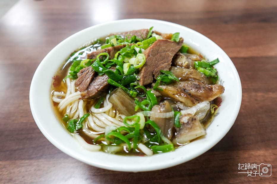 15台北信義林家牛肉麵中藥牛肉湯牛油藥燉半筋半肉麵.jpg