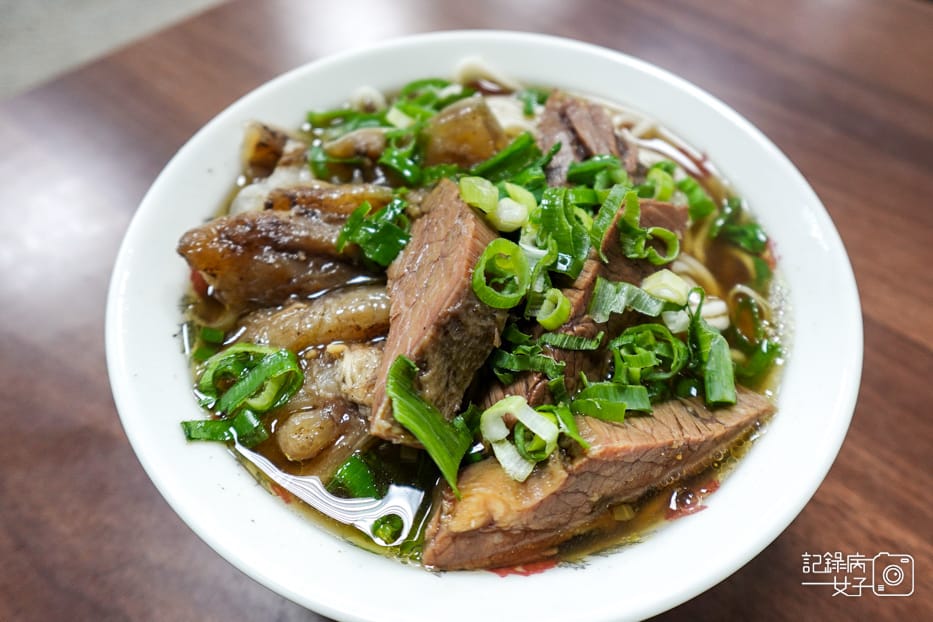 17台北信義林家牛肉麵中藥牛肉湯牛油藥燉半筋半肉麵.jpg