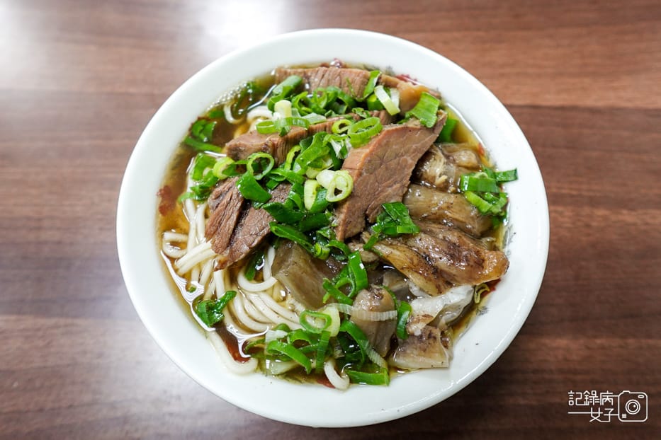 12台北信義林家牛肉麵中藥牛肉湯牛油藥燉半筋半肉麵.jpg