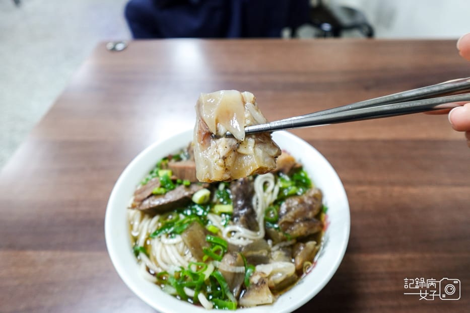 20台北信義林家牛肉麵中藥牛肉湯牛油藥燉半筋半肉麵.jpg