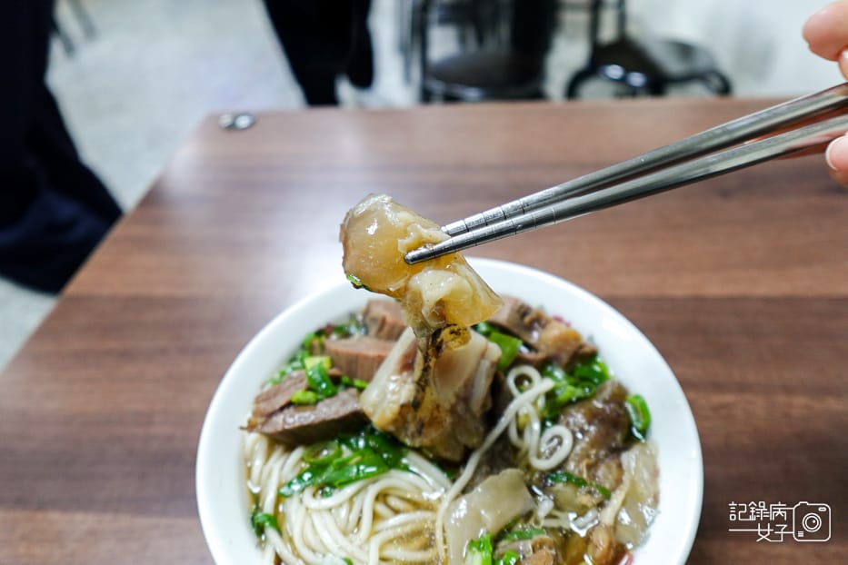 21台北信義林家牛肉麵中藥牛肉湯牛油藥燉半筋半肉麵.jpg