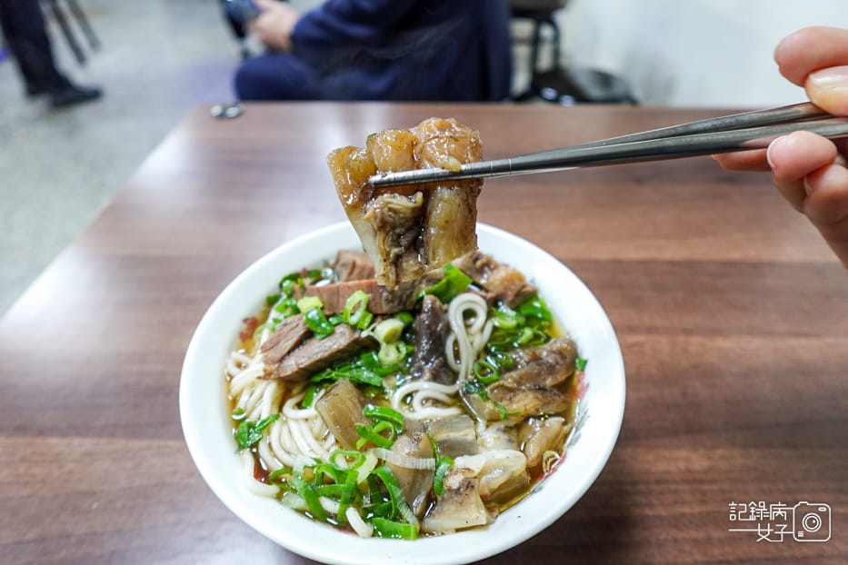 19台北信義林家牛肉麵中藥牛肉湯牛油藥燉半筋半肉麵.jpg