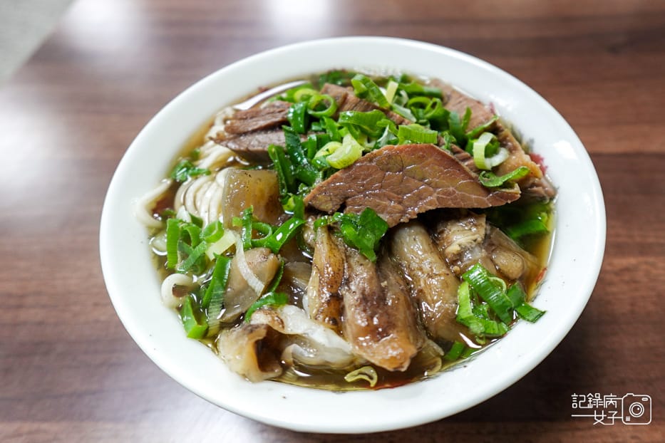 16台北信義林家牛肉麵中藥牛肉湯牛油藥燉半筋半肉麵.jpg