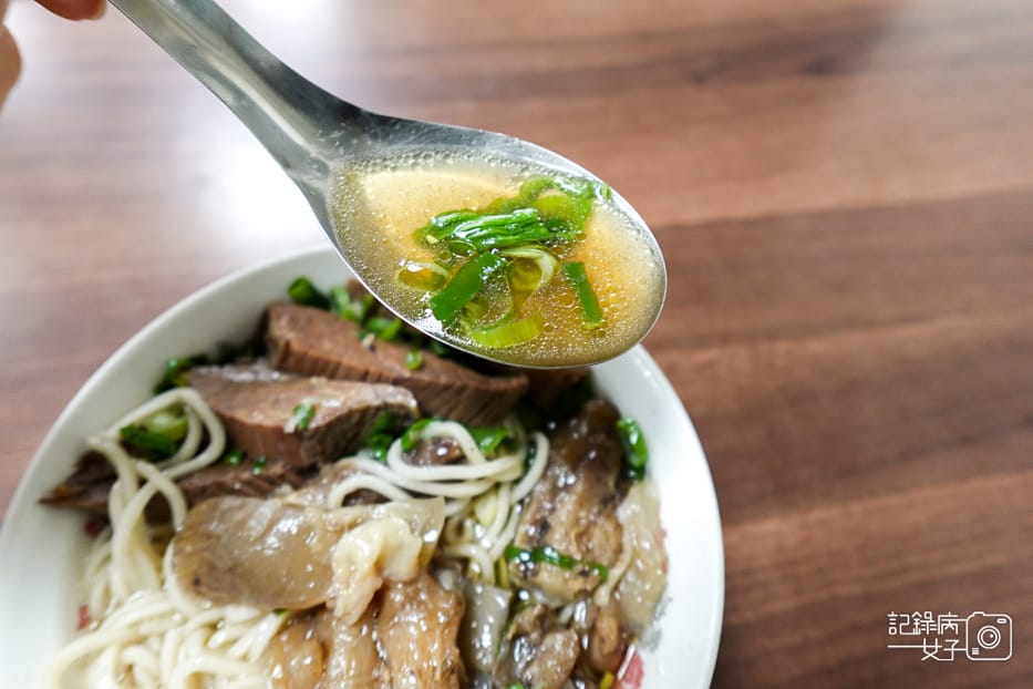 27台北信義林家牛肉麵中藥牛肉湯牛油藥燉半筋半肉麵.jpg