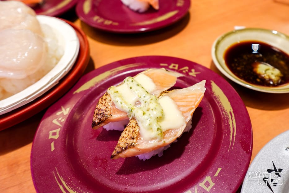53スシロー壽司郎內湖美麗華鹽烤鮭魚起司鮭魚炙燒羅勒鮭魚壽司.jpg