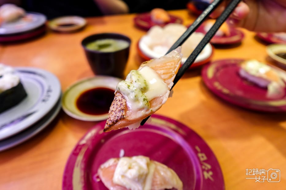 55スシロー壽司郎內湖美麗華鹽烤鮭魚起司鮭魚炙燒羅勒鮭魚壽司.jpg