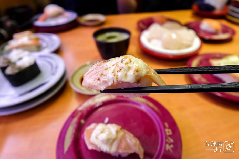 52スシロー壽司郎內湖美麗華鹽烤鮭魚起司鮭魚炙燒羅勒鮭魚壽司.jpg