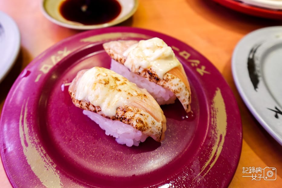 51スシロー壽司郎內湖美麗華鹽烤鮭魚起司鮭魚炙燒羅勒鮭魚壽司.jpg
