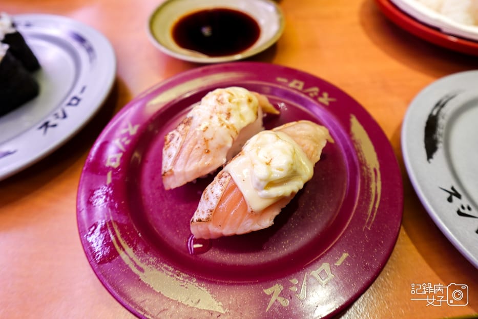 50スシロー壽司郎內湖美麗華鹽烤鮭魚起司鮭魚炙燒羅勒鮭魚壽司.jpg