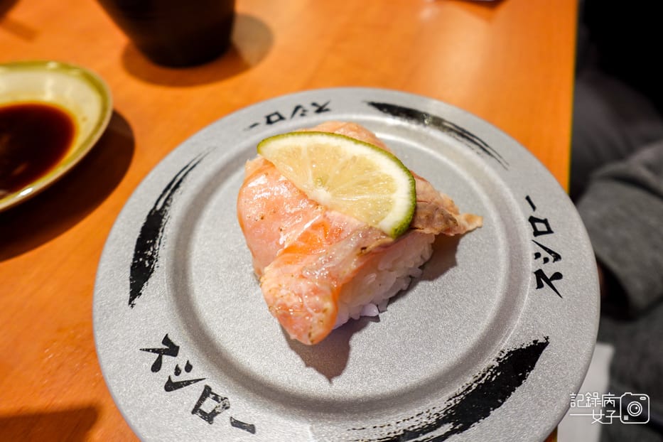 48スシロー壽司郎內湖美麗華鹽烤鮭魚起司鮭魚炙燒羅勒鮭魚壽司.jpg