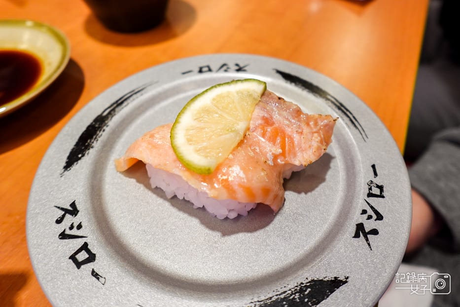 49スシロー壽司郎內湖美麗華鹽烤鮭魚起司鮭魚炙燒羅勒鮭魚壽司.jpg