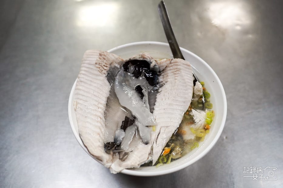 11台南美食大勇街無名鹹粥阿堂鹹粥綜合魚肚粥.jpg