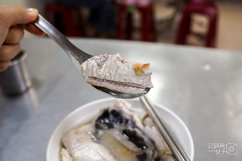 16台南美食大勇街無名鹹粥阿堂鹹粥綜合魚肚粥.jpg