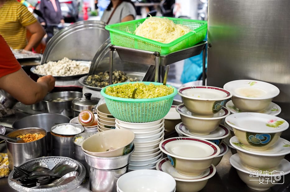 4台南美食大勇街無名鹹粥阿堂鹹粥綜合魚肚粥.jpg