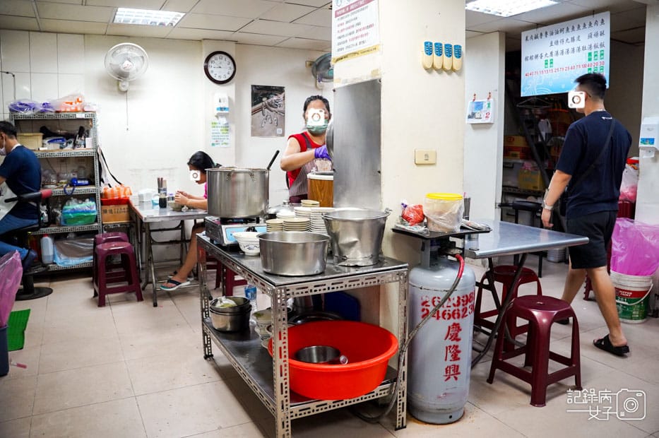 5台南美食大勇街無名鹹粥阿堂鹹粥綜合魚肚粥.jpg