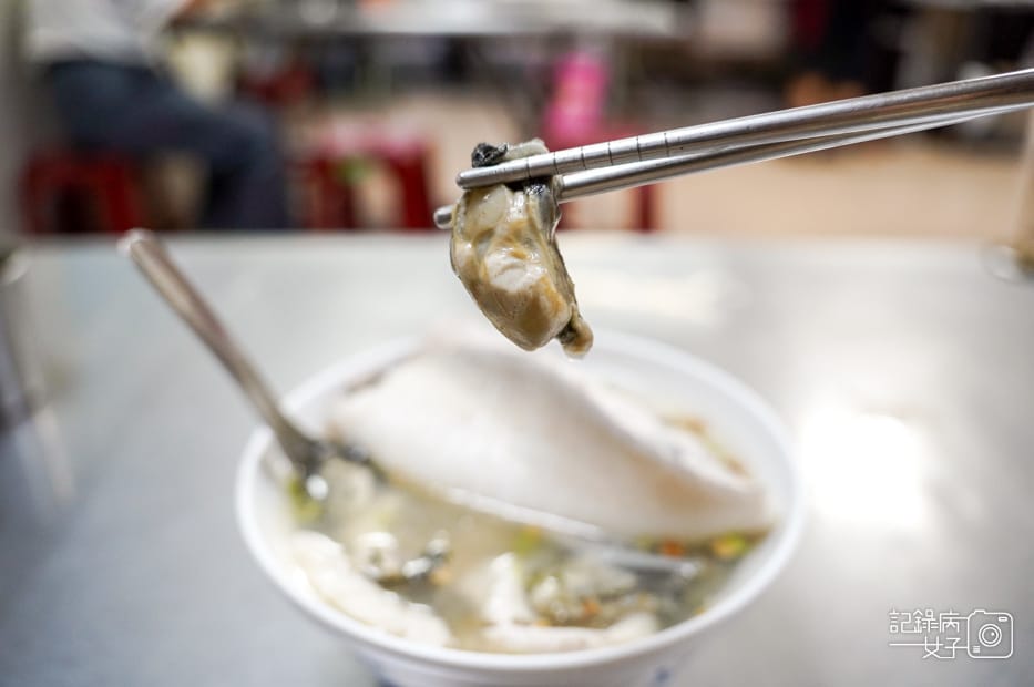 18台南美食大勇街無名鹹粥阿堂鹹粥綜合魚肚粥.jpg