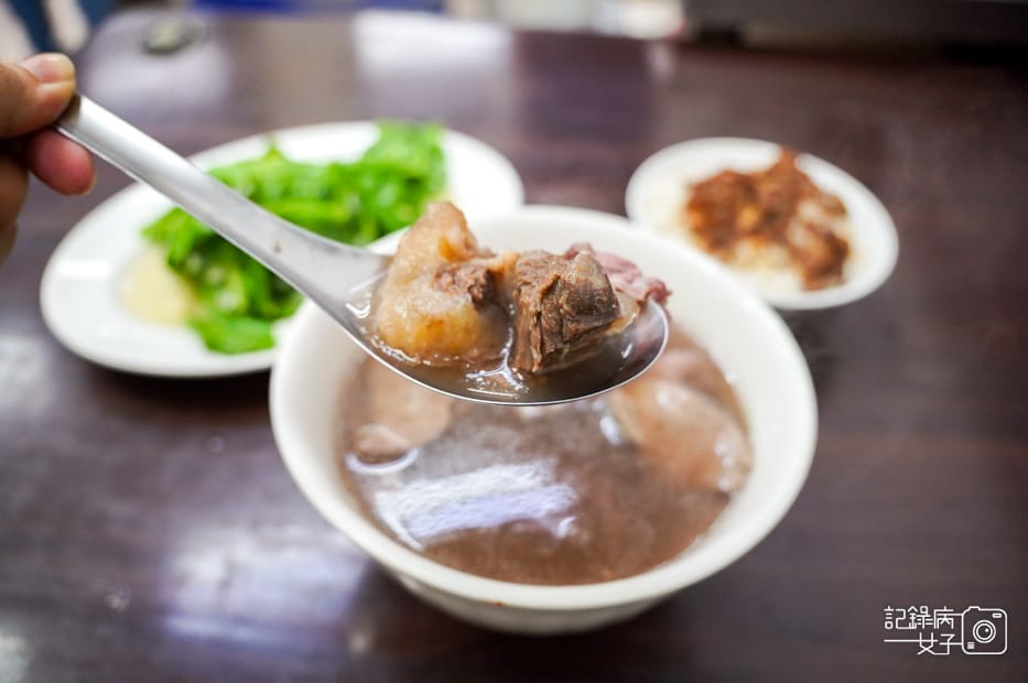 17台南牛肉湯阿億牛肉湯牛腩湯牛肝湯粽合牛肉湯溫體牛.jpg