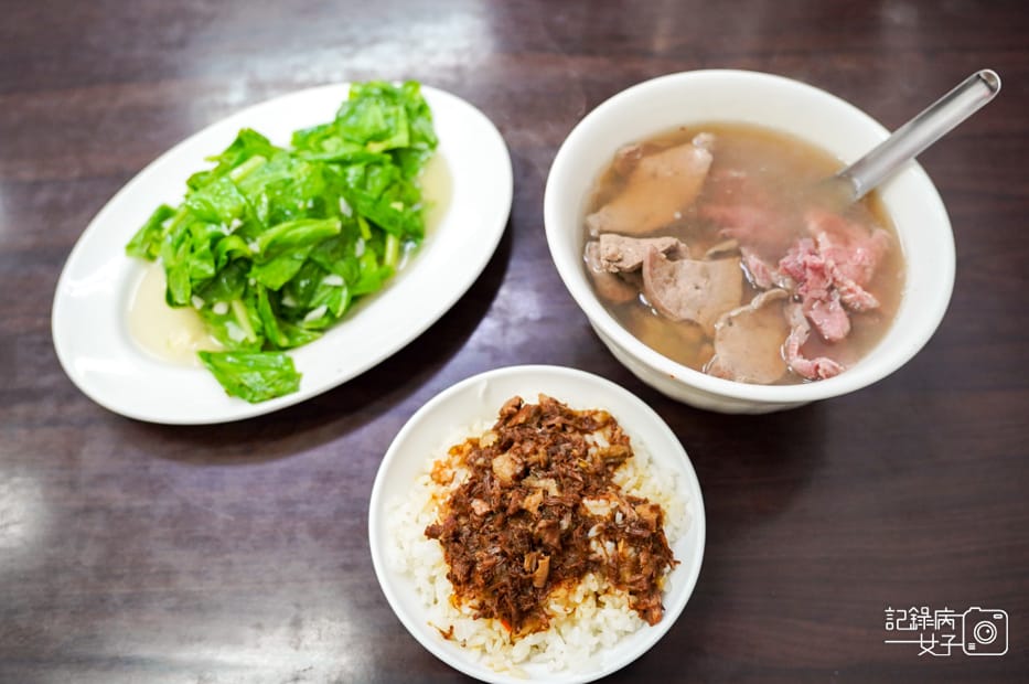 11台南牛肉湯阿億牛肉湯牛腩湯牛肝湯牛肉肉燥飯牛肉芥蘭菜.jpg
