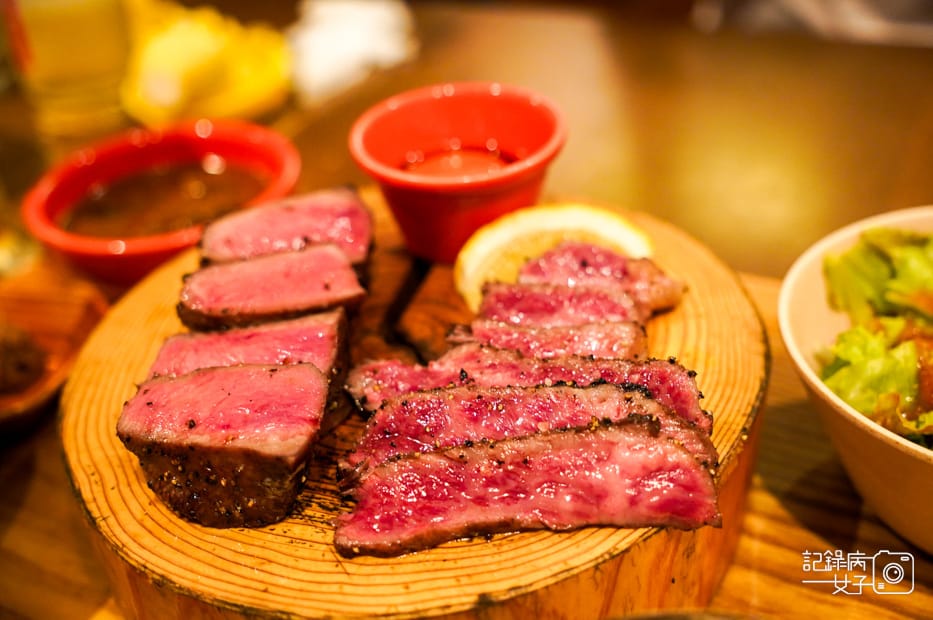 21日本東京新宿燒肉牛舌の檸檬厚切檸檬牛舌A5黑毛和牛鮭魚卵飯.jpg