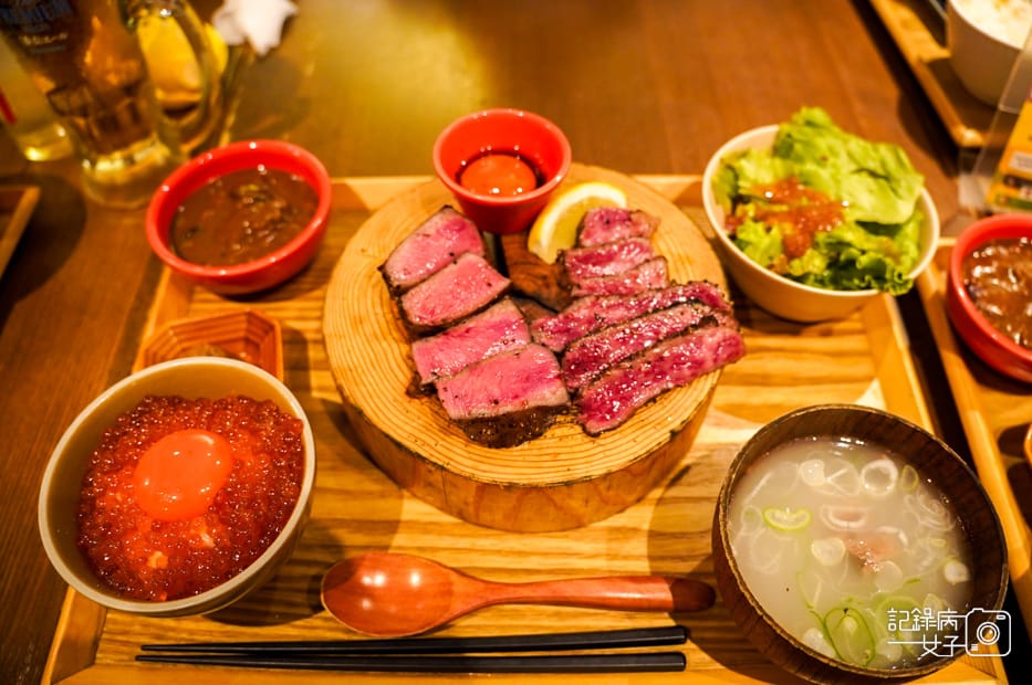 19日本東京新宿燒肉牛舌の檸檬厚切檸檬牛舌A5黑毛和牛鮭魚卵飯.jpg