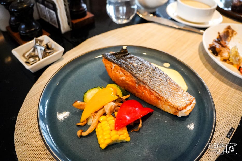 19高雄鼓山H2o飯店Ripple義法西餐廳吃到飽香煎挪威鮮鮭佐荷蘭醬.jpg