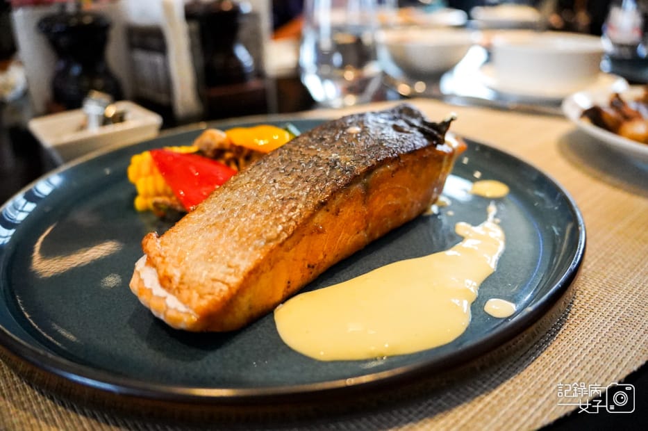 21高雄鼓山H2o飯店Ripple義法西餐廳吃到飽香煎挪威鮮鮭佐荷蘭醬.jpg