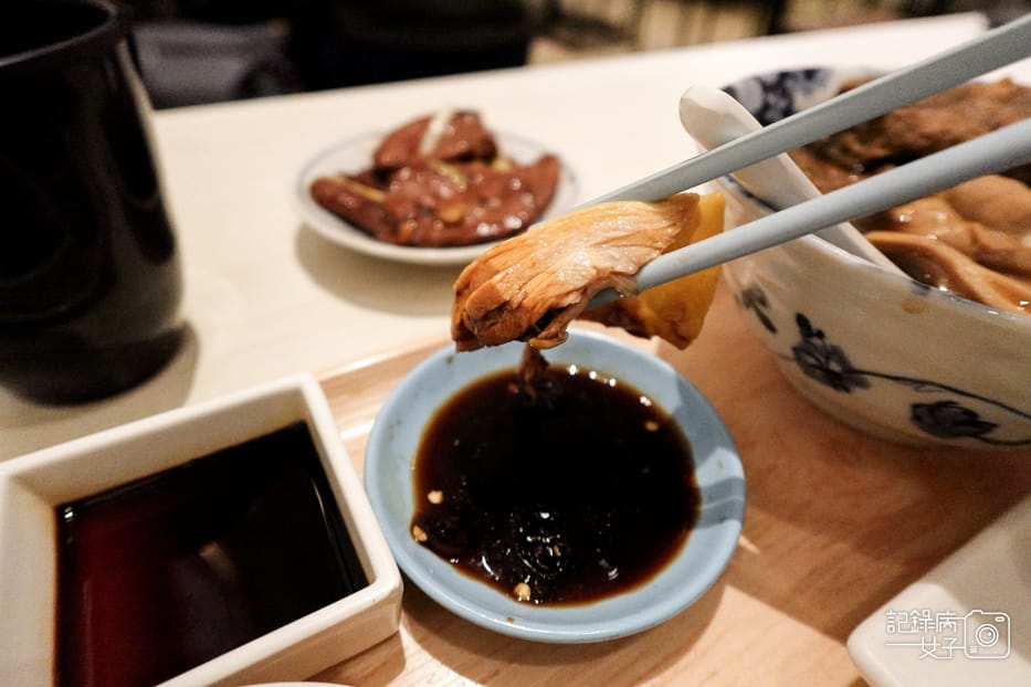 22台北華山文慶雞新加坡海南雞三色醬料薑蓉黑醬油.jpg
