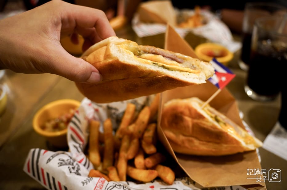 12公館這一天異國廚房古巴三明治Cubano古巴諾BBQ牛舊衣服漢堡.jpg