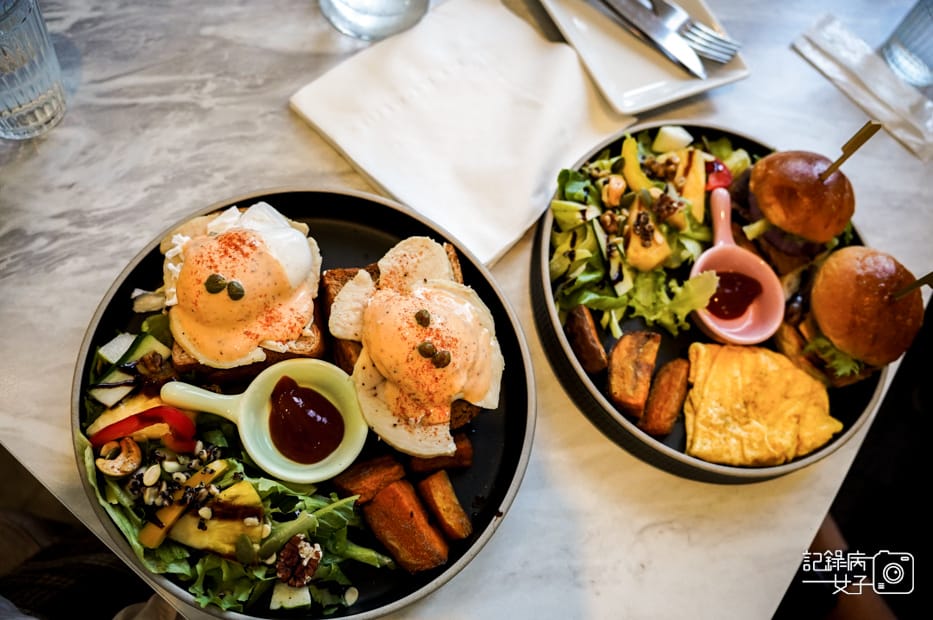 8台南台灣文學館Minimou Brunch早午餐咖啡廳煙燻牛胸小漢堡班尼迪克蛋.jpg