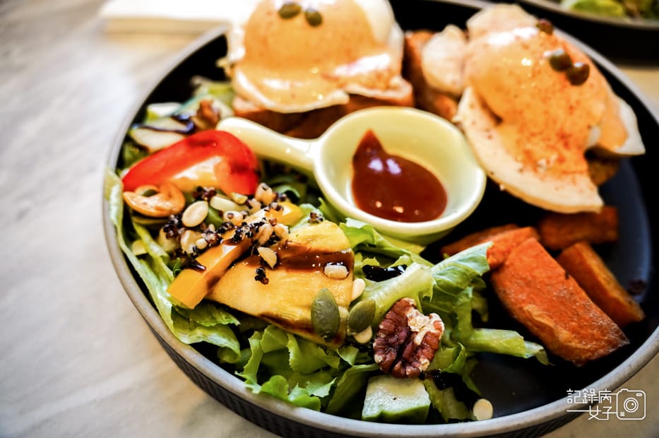 17台南台灣文學館Minimou Brunch早午餐咖啡廳煙燻牛胸小漢堡班尼迪克蛋.jpg