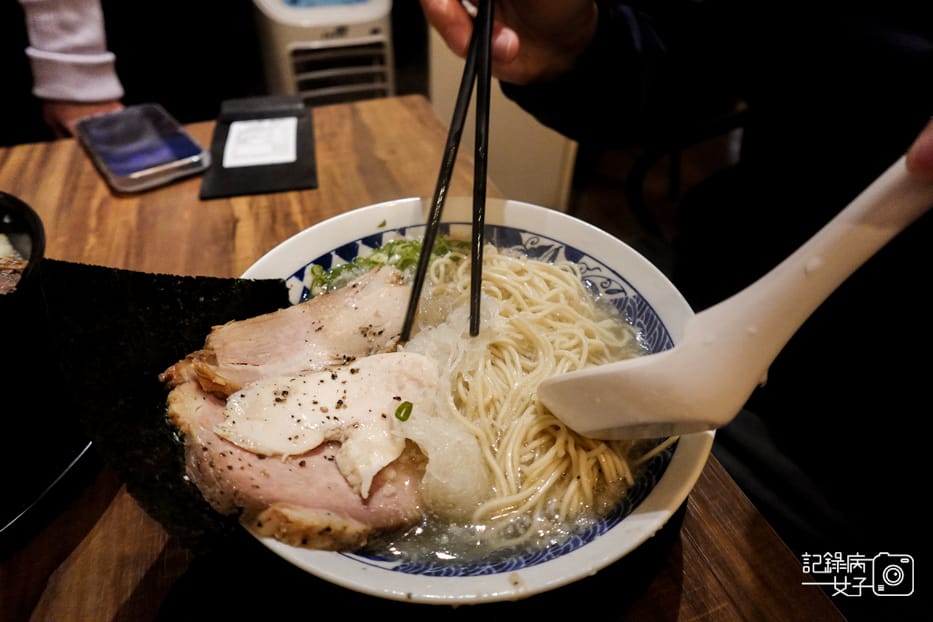 12鳳華拉麵鳳華鶏豚濃湯拉麵專門本店背脂塩味鷄清湯.jpg