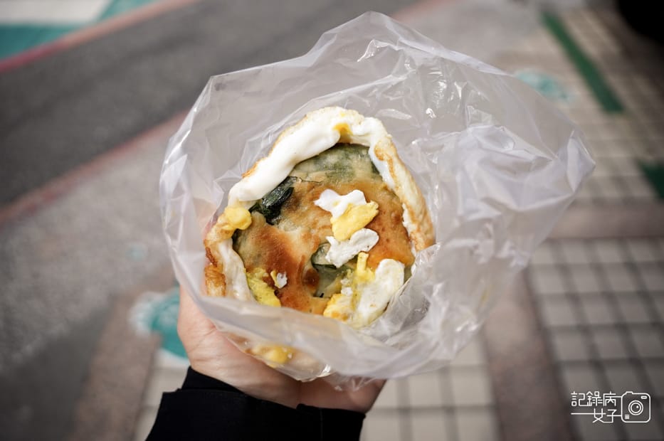 16基隆美食中正區50年老店周家蔥油餅加蛋.jpg