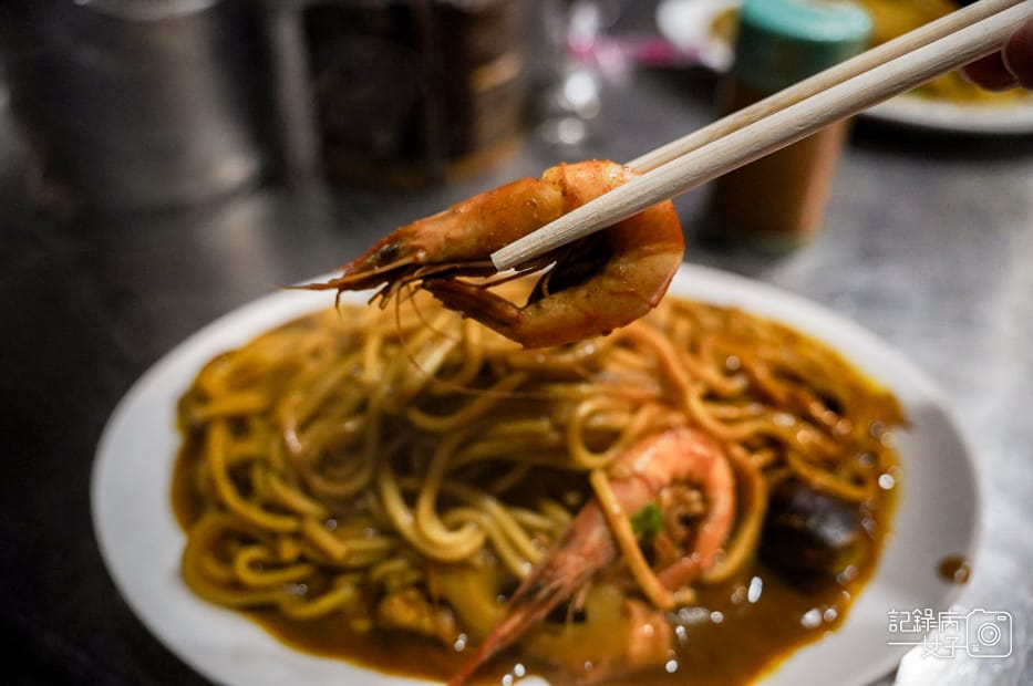 13基隆夜市阿華炒麵咖哩炒麵海鮮炒麵烏龍麵.jpg