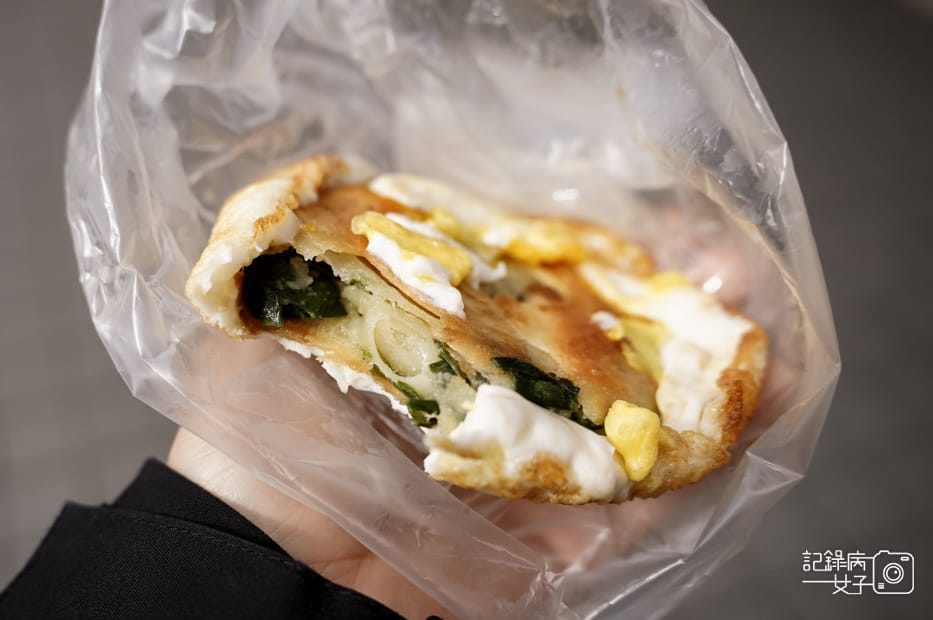 17基隆美食中正區50年老店周家蔥油餅加蛋.jpg