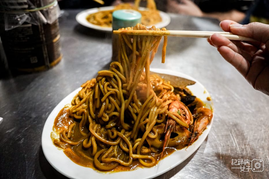 17基隆夜市阿華炒麵咖哩炒麵海鮮炒麵烏龍麵.jpg
