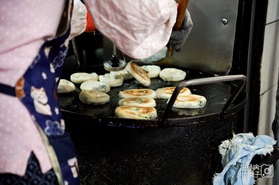 10基隆美食中正區50年老店周家蔥油餅加蛋.jpg