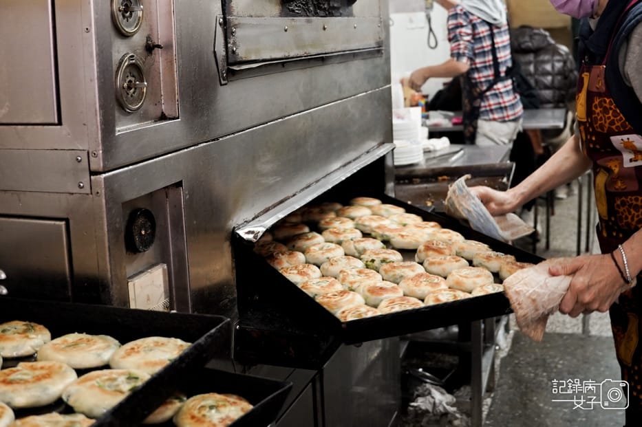 8基隆美食中正區50年老店周家蔥油餅加蛋.jpg